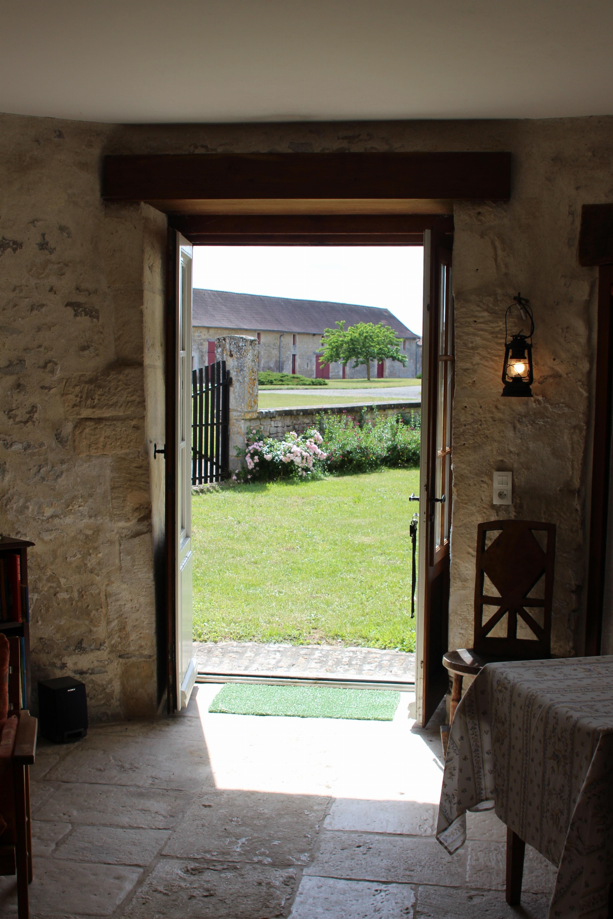 Vue du séjour sur le jardin et la cour du château