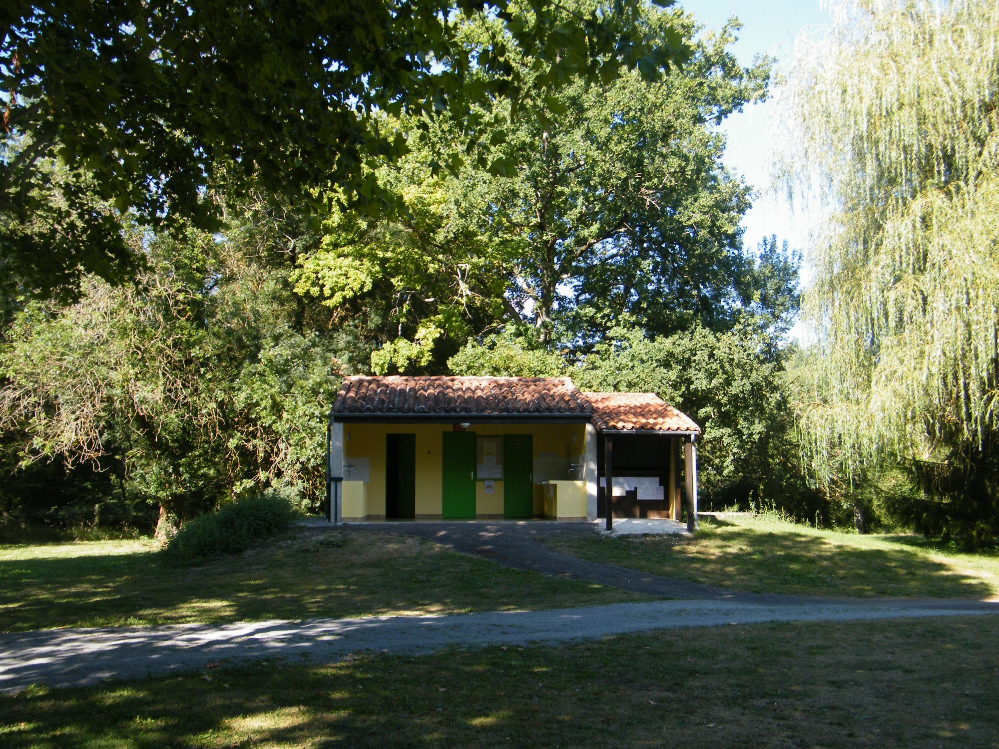 Bloc sanitaire du camping municipal Le Magnerit