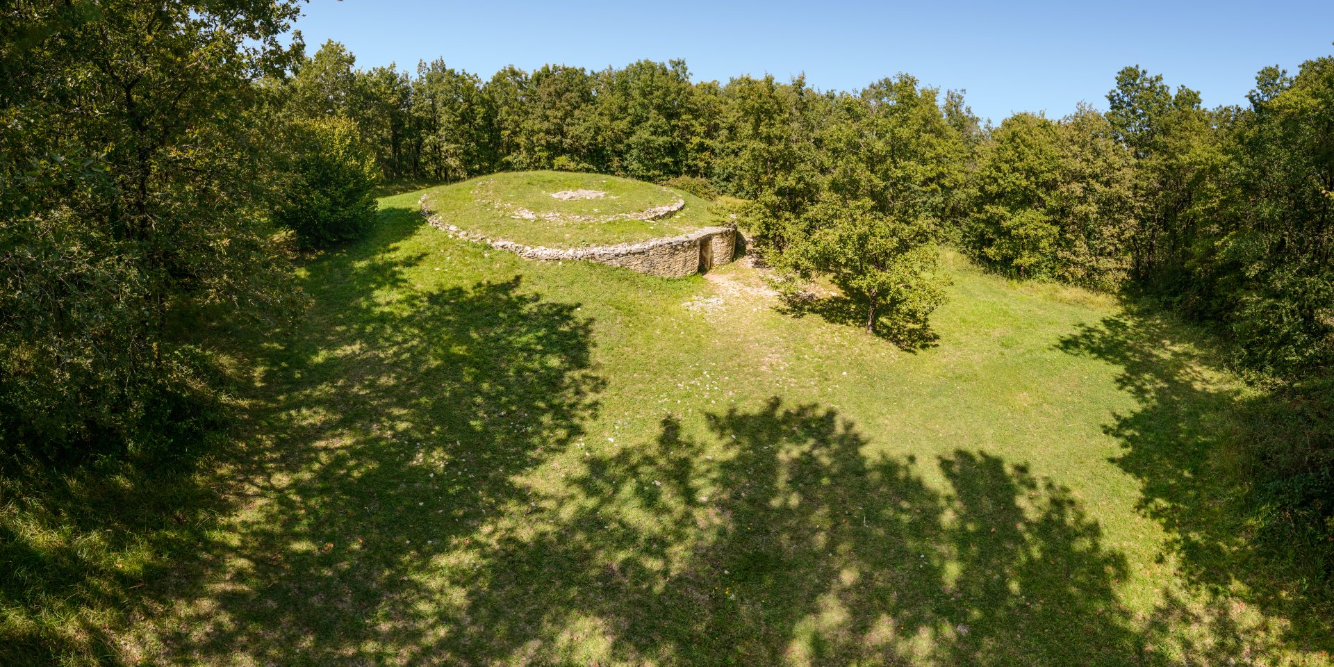 Panorama sur le tumulus de Vervant de l'époque Néolithique en Nord Charente